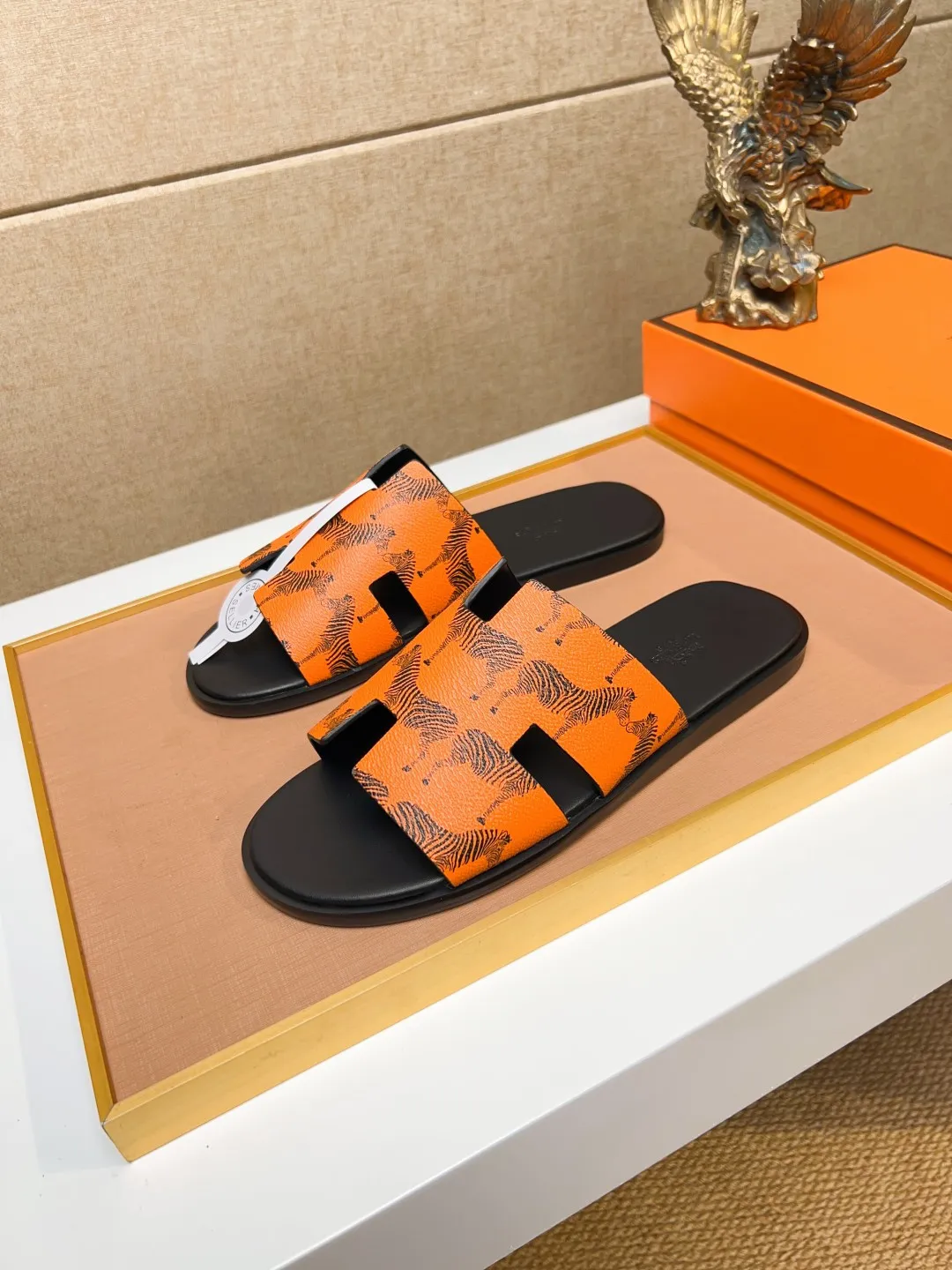 Men's clothing and shoes 💰280 💅💅💅 new arrival. Hermes Hermes official website latest counter synchronized new oran color leather H slippers, the original Paris version flew back to the original model and opened the mold to make it perfectly🍌The highest quality Sincerity, you can enter and leave the counter at will [Deyi] The upper is made of original customized  colored palm prints, crocodile print, ostrich print, colored cow leather, colored cow suede, 🤔 horse hair, 🥳 colored diamonds, 🥰 3D printing, and other genuine leather slippers, imported cow pattern foot pad lining, Italian  latest original genuine leather combination outsole Code number: 38-48 (customized at 46.47.48) Can be made into picture combination sole with genuine leather pattern and ordinary molded outsole